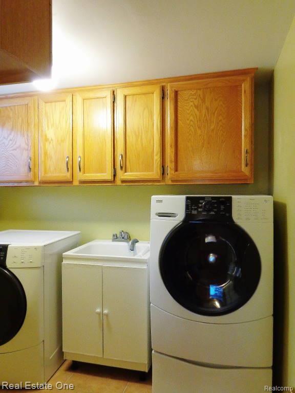21438 Hall Road Trenton, MI 48183 - Photo 14 of 26 laundry room.jpg