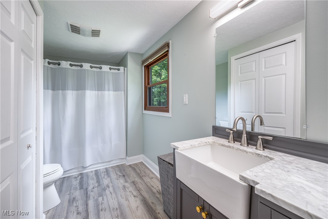 5196 Townsend Road Richfield, OH 44286 - Photo 27 of 49 Main Bathroom Newer Shower.