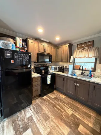 $158,700 | 14 Hilltop Manor Mobile Home Park, Littleton, NH 03561