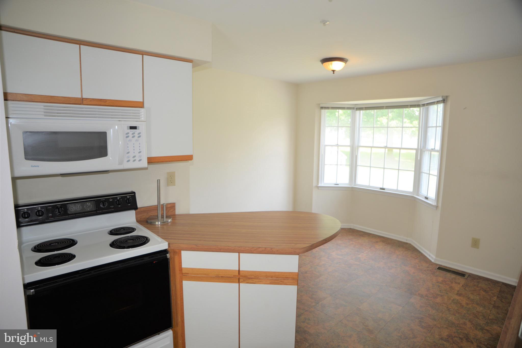 323 Shetland Drive Exton, PA 19341 - Photo 10 of 22 Kitchen with eating area