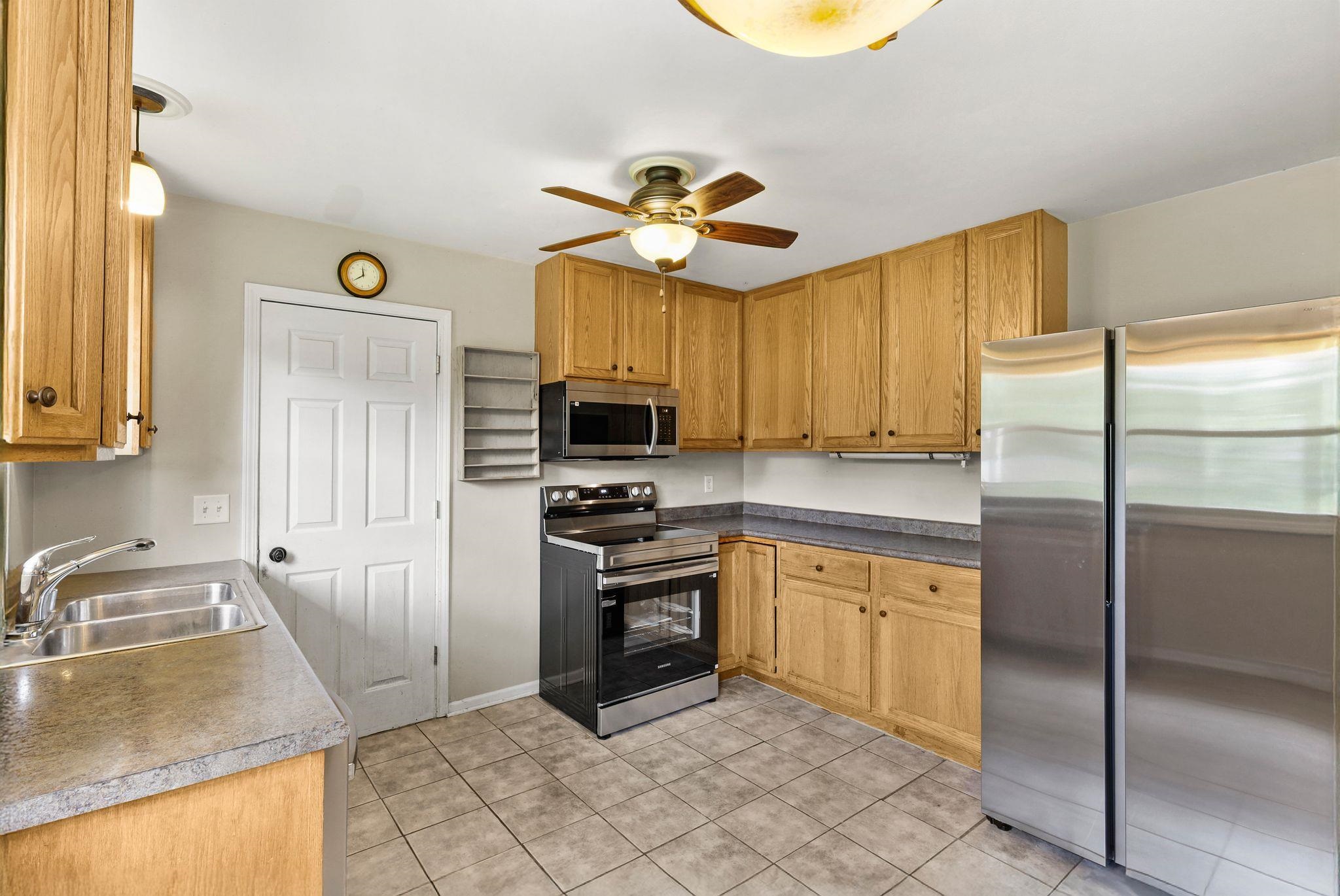 1417 Wyoming Way Madison, WI 53704 - Photo 9 of 37
