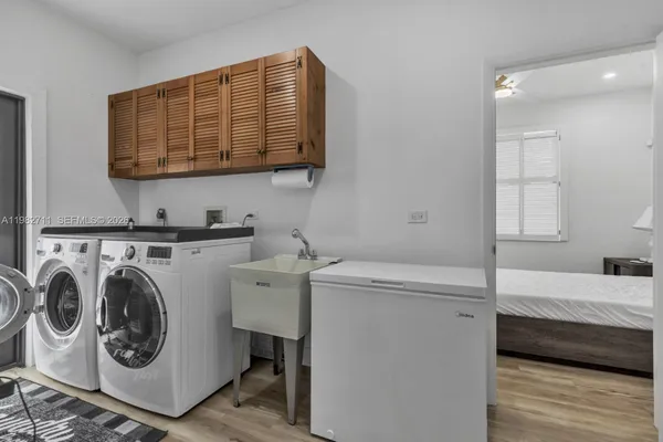 a view of a backyard