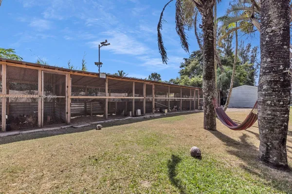 a view of a yard with plants