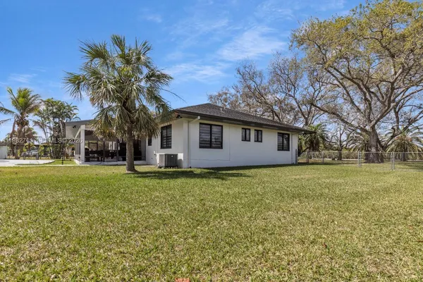 a view of a backyard