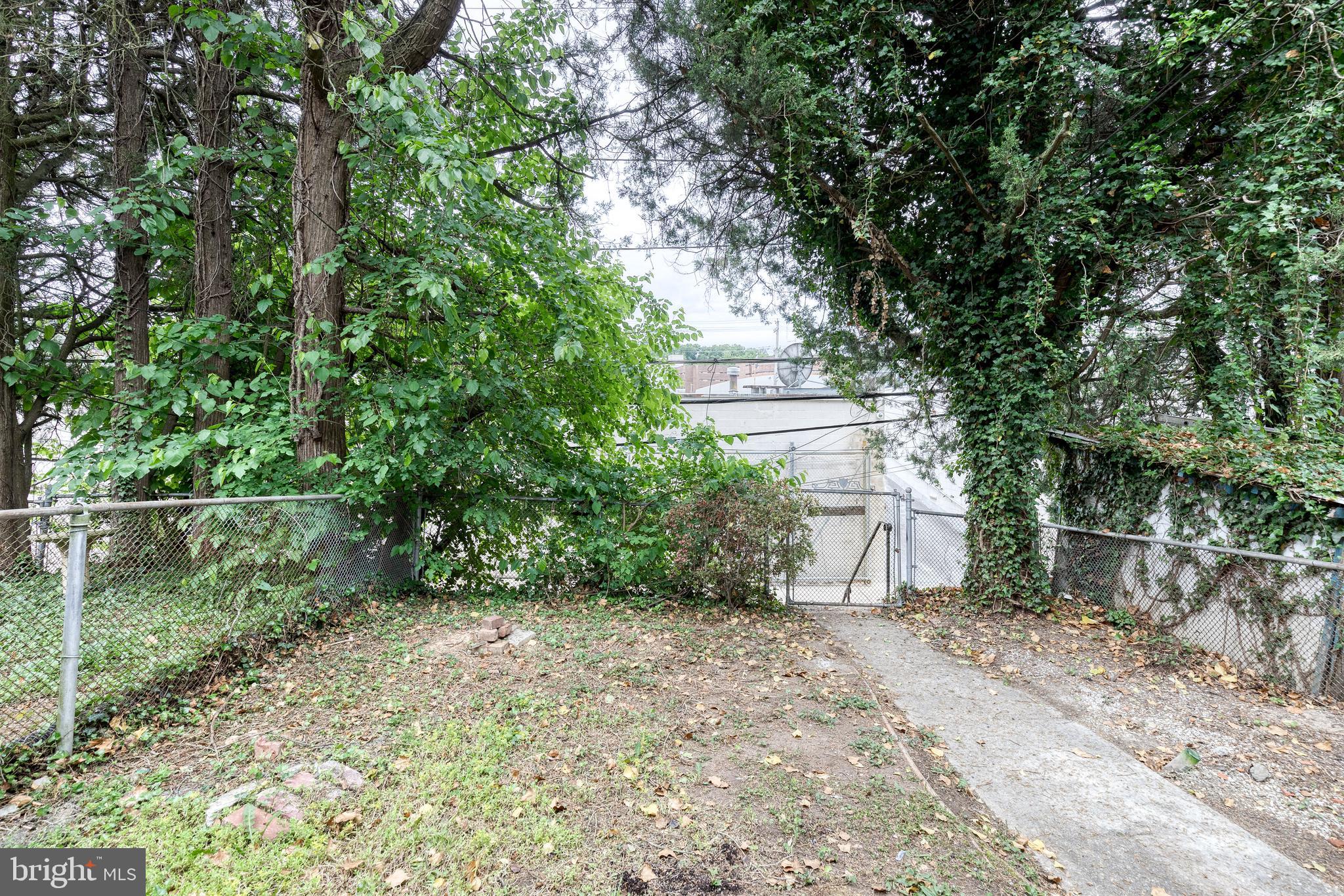 934 Radcliffe Road Towson, MD 21204 - Photo 25 of 25 Fenced in yard