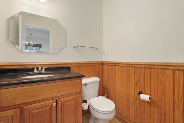 770 Lambert Lane, Unit 966 Bartlett, IL 60103 - Photo 27 of 33 a bathroom with a toilet a sink and mirror