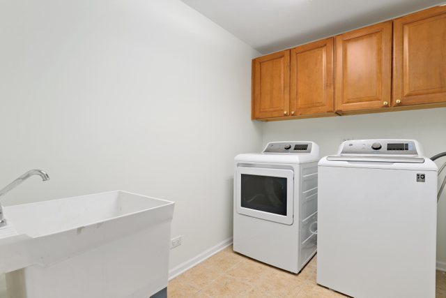 770 Lambert Lane, Unit 966 Bartlett, IL 60103 - Photo 28 of 33 a utility room with dryer and washer