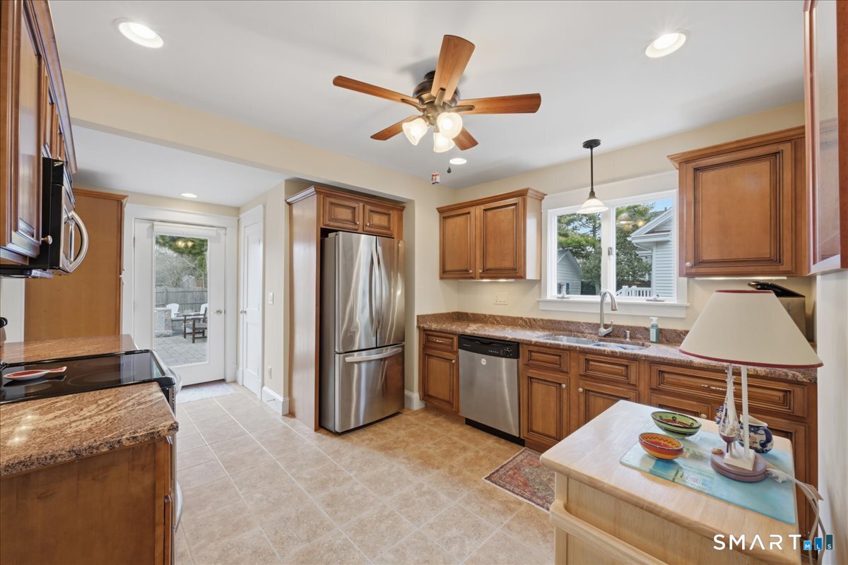 51 Ocean View Avenue Groton, CT 06355 - Photo 22 of 38