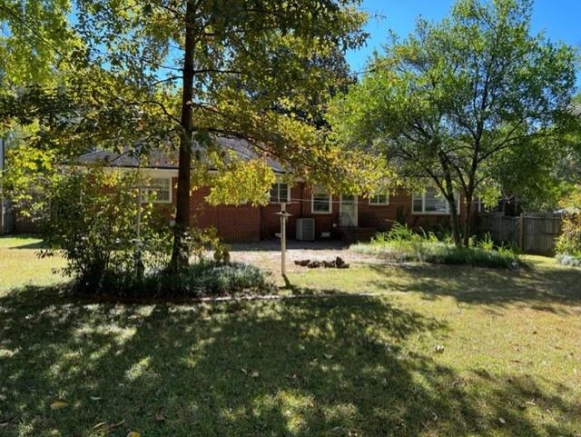 5208 Gwynne Road Memphis, TN 38117 - Photo 12 of 12 a view of a yard with plants and large trees