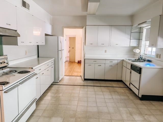 5208 Gwynne Road Memphis, TN 38117 - Photo 4 of 12 a kitchen with a sink stove and cabinets