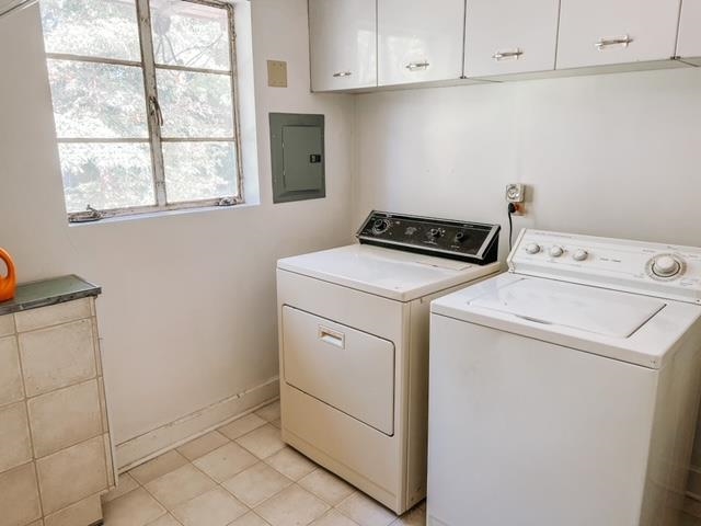 5208 Gwynne Road Memphis, TN 38117 - Photo 5 of 12 a utility room with dryer and washer
