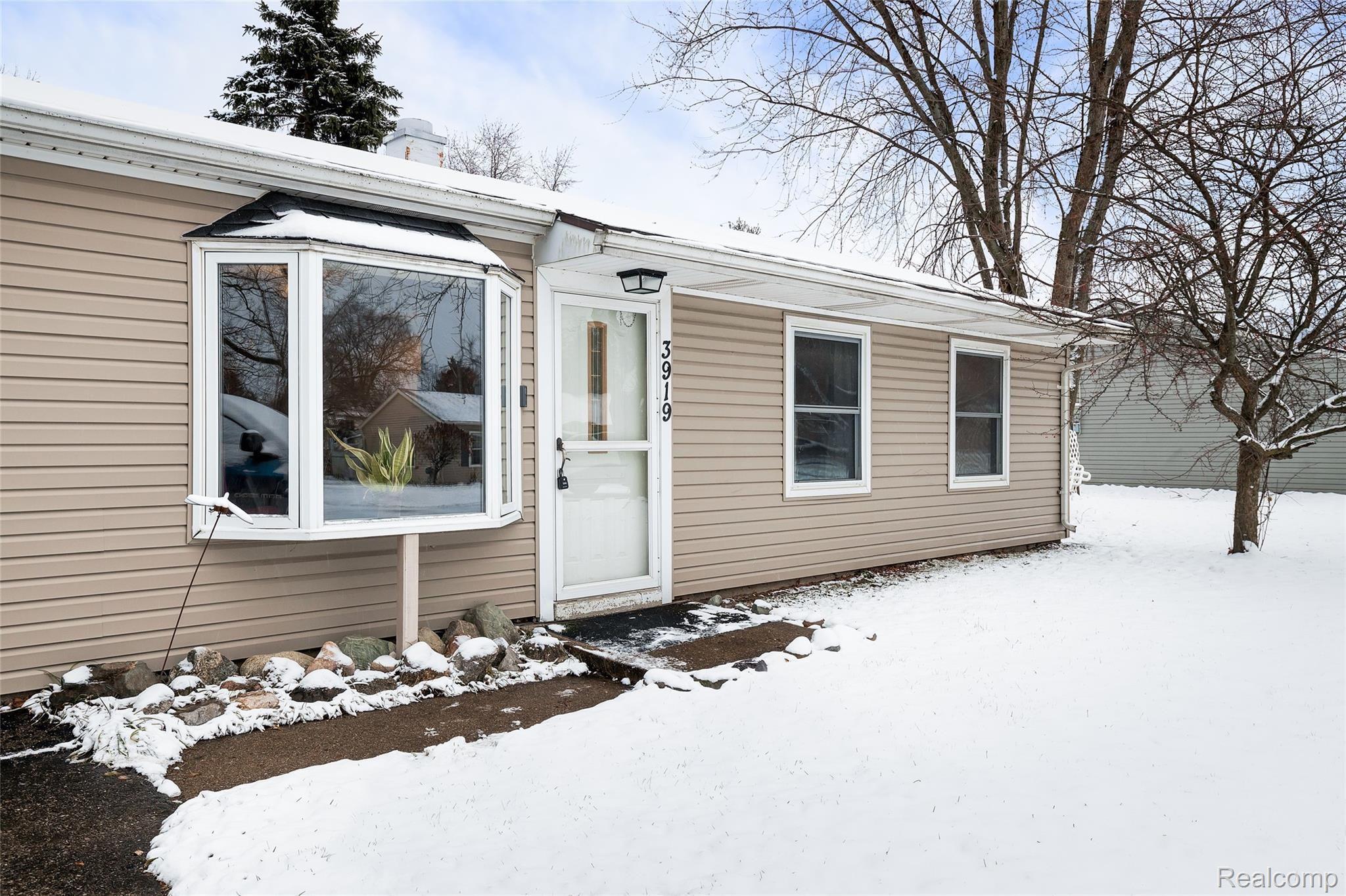 3919 Queensbury Road Lake Orion, MI 48359 - Photo 2 of 25 2.jpg