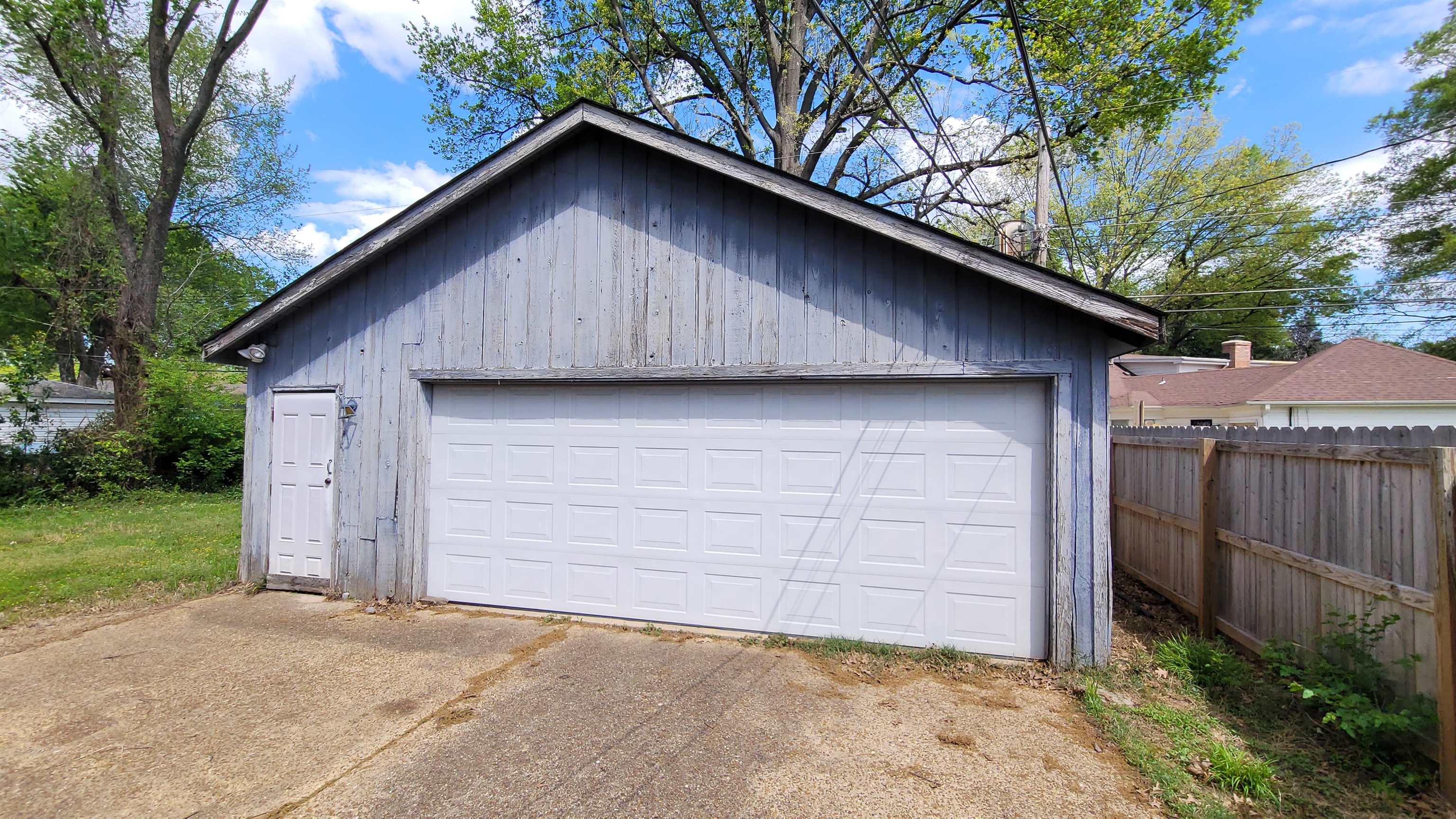 5258 Knight Arnold Road Memphis, TN 38118 - Photo 4 of 13 Detached garage with fence