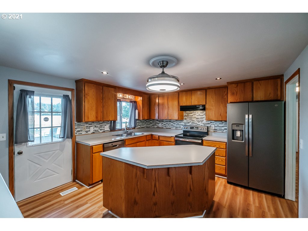 111 Crowfoot Road Lebanon, OR 97355 - Photo 3 of 32 Gallery Image 3