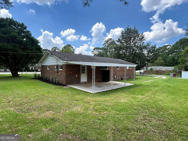 a front view of house with yard and entertaining space