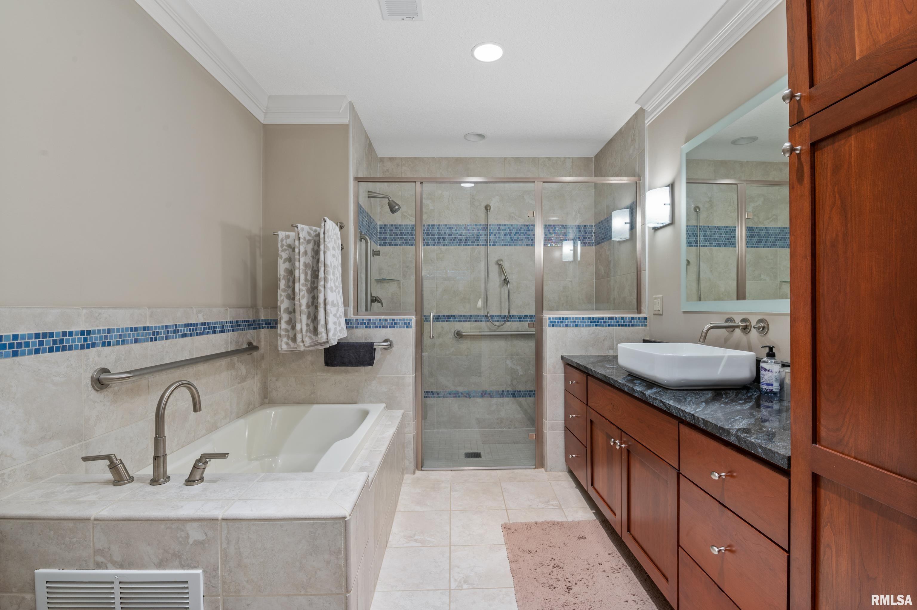 6211 Utica Ridge Road, Unit 105 Davenport, IA 52807 - Photo 32 of 41