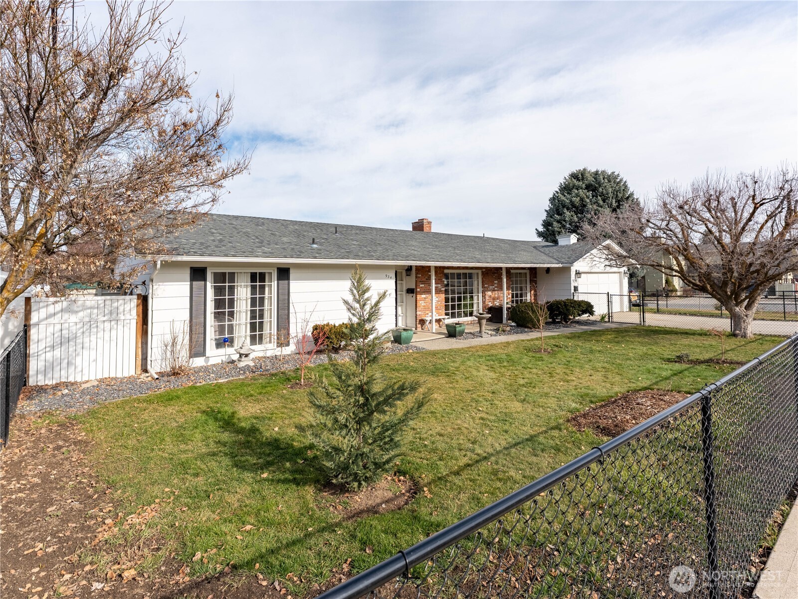 934 Stevens Street Wenatchee, WA 98801 - Photo 1 of 39 a front view of a house with a yard