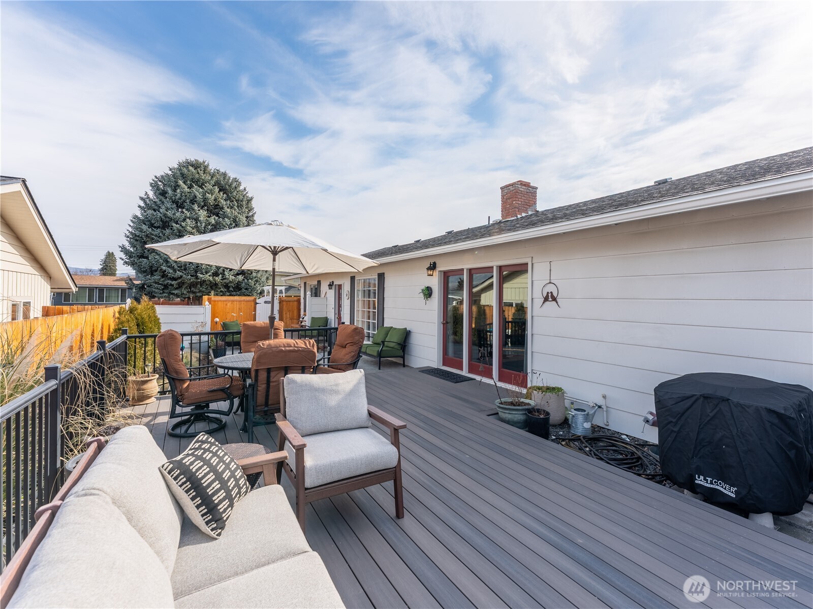 934 Stevens Street Wenatchee, WA 98801 - Photo 17 of 39 swimming pool view with a seating space