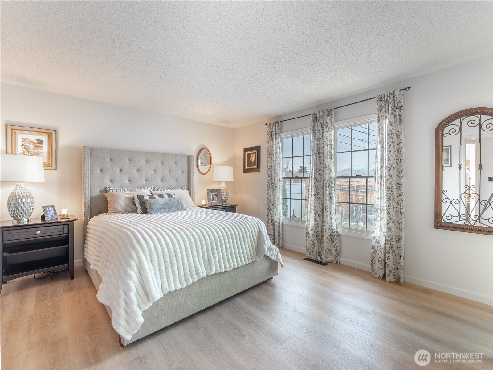 934 Stevens Street Wenatchee, WA 98801 - Photo 18 of 39 a spacious bedroom with a bed and wooden floor