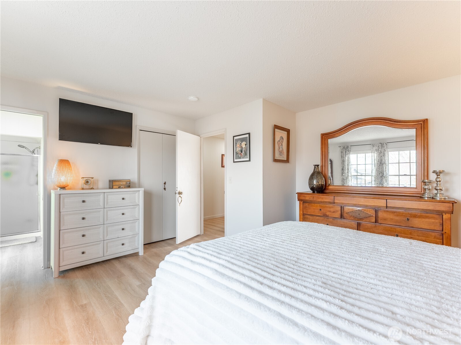 934 Stevens Street Wenatchee, WA 98801 - Photo 19 of 39 a bedroom with a bed and a dresser