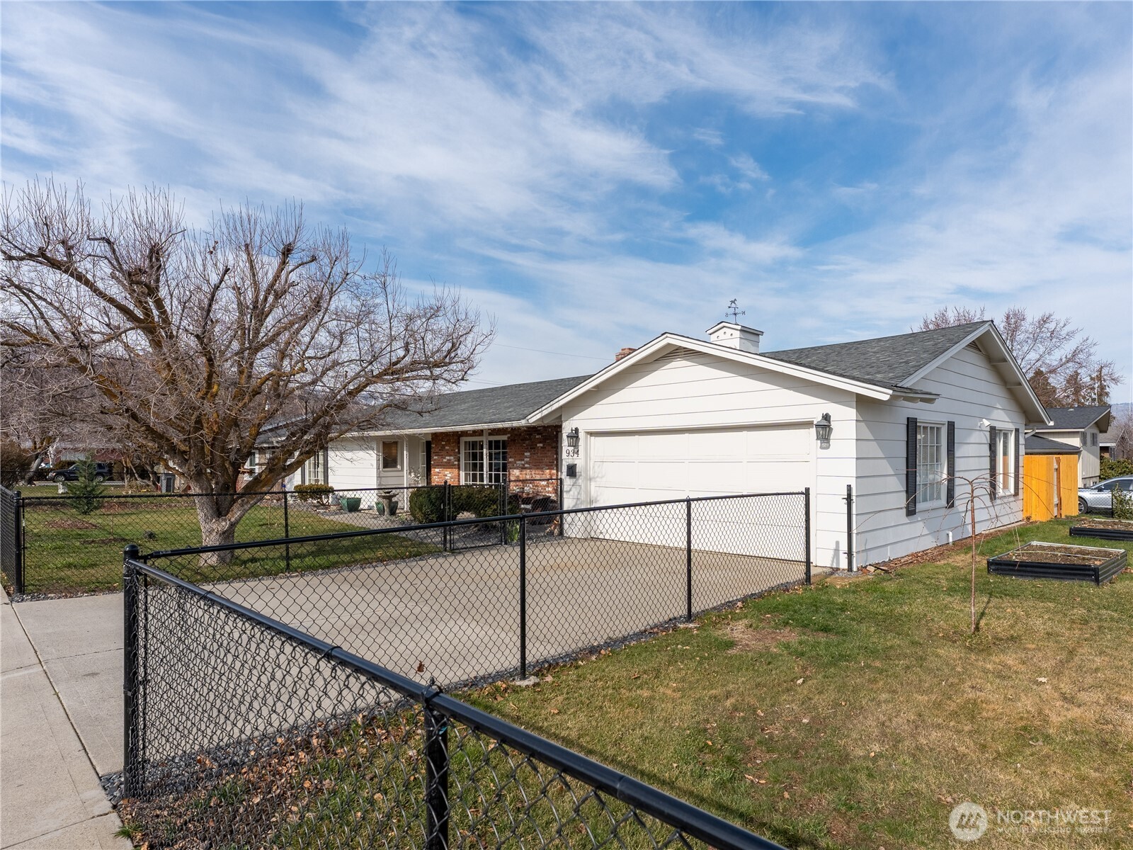 934 Stevens Street Wenatchee, WA 98801 - Photo 2 of 39 front view of house with a yard