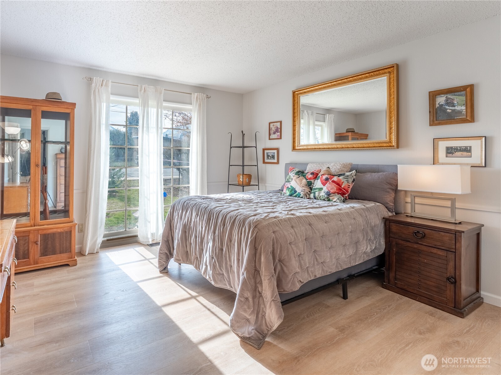 934 Stevens Street Wenatchee, WA 98801 - Photo 21 of 39 a bedroom with a bed and glass windows