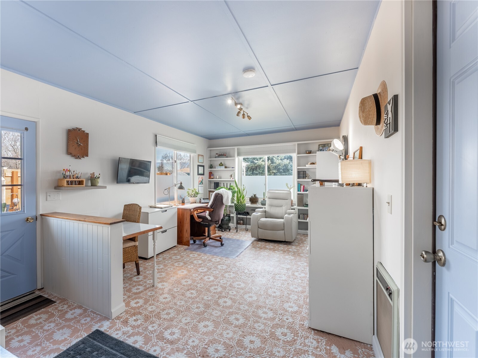 934 Stevens Street Wenatchee, WA 98801 - Photo 24 of 39 a view of living room with furniture and flat screen tv