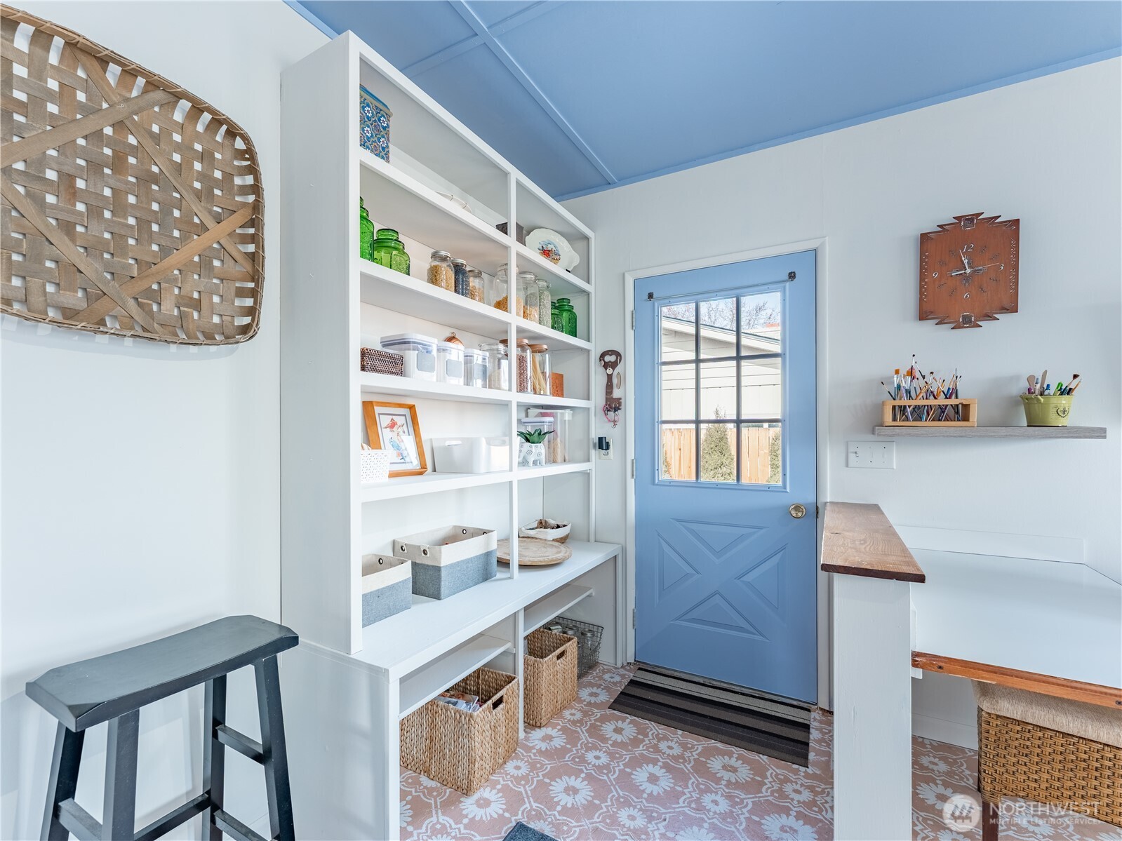 934 Stevens Street Wenatchee, WA 98801 - Photo 25 of 39 a room with furniture and window