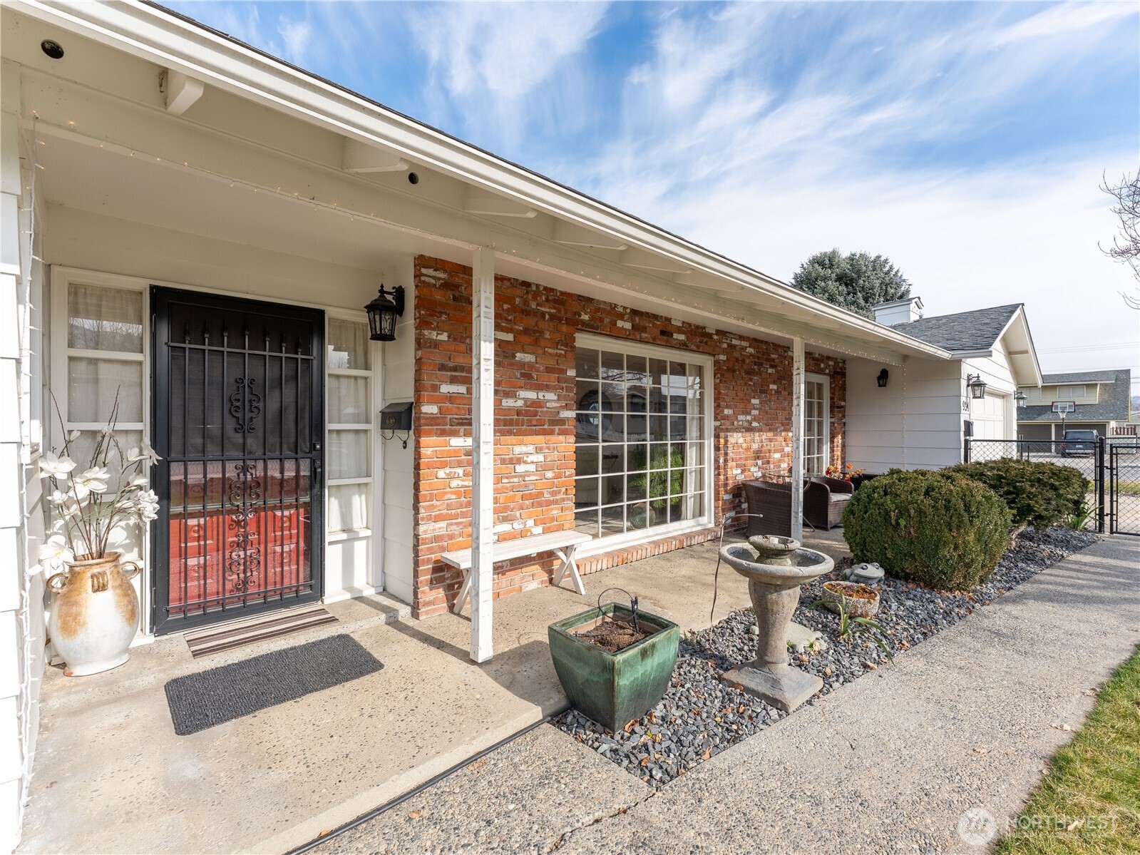 934 Stevens Street Wenatchee, WA 98801 - Photo 30 of 39 a view of a patio with table and chairs and wooden fence