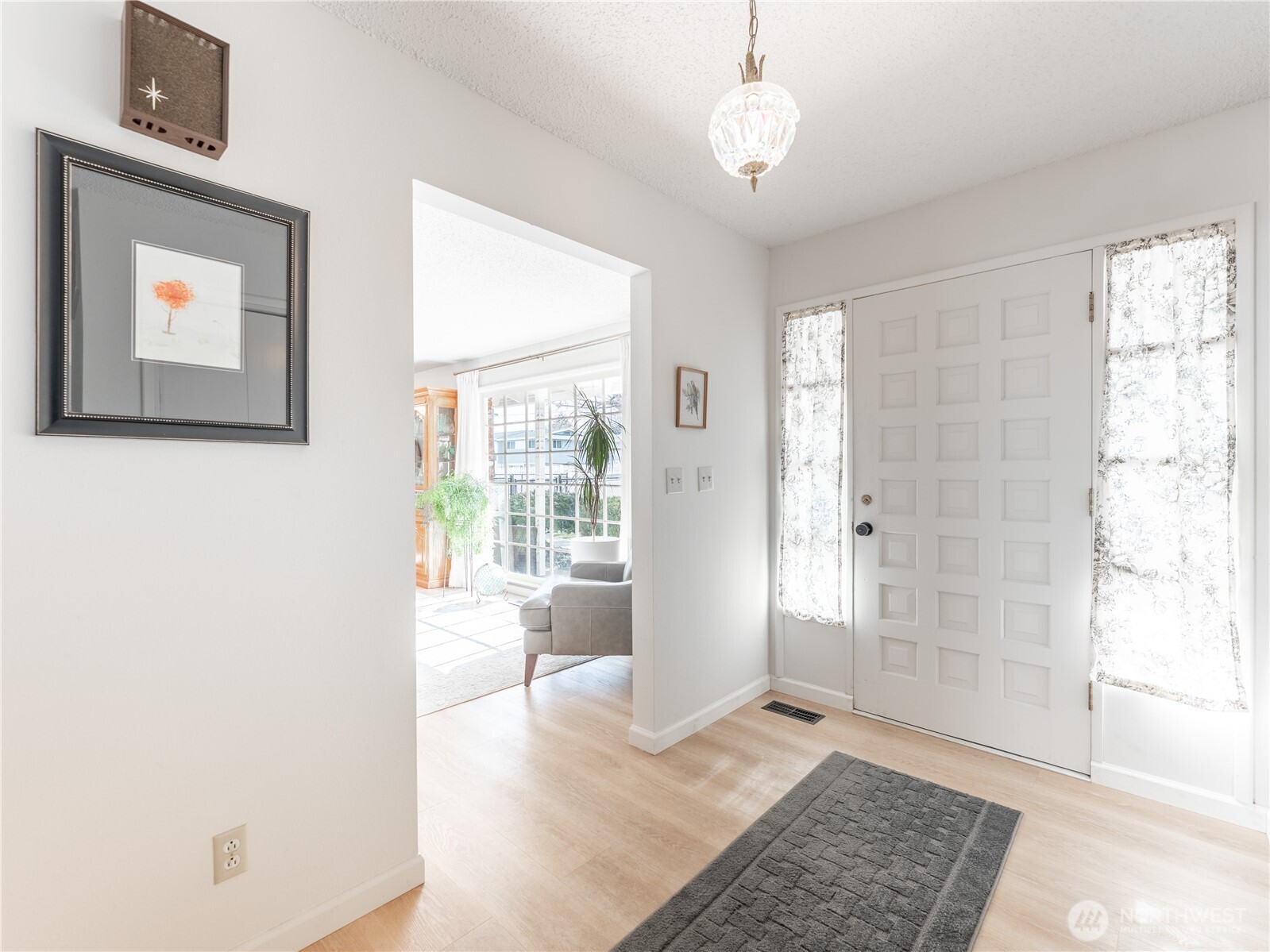 934 Stevens Street Wenatchee, WA 98801 - Photo 4 of 39 a view of an empty room with a window