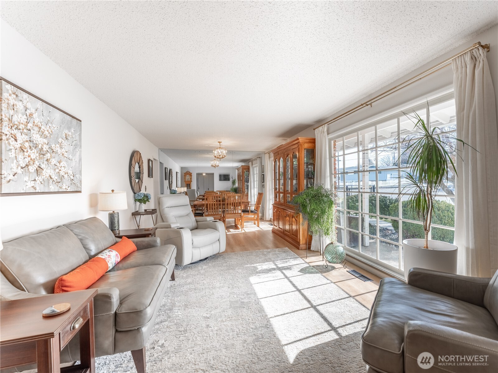 934 Stevens Street Wenatchee, WA 98801 - Photo 5 of 39 a living room with furniture and a large window