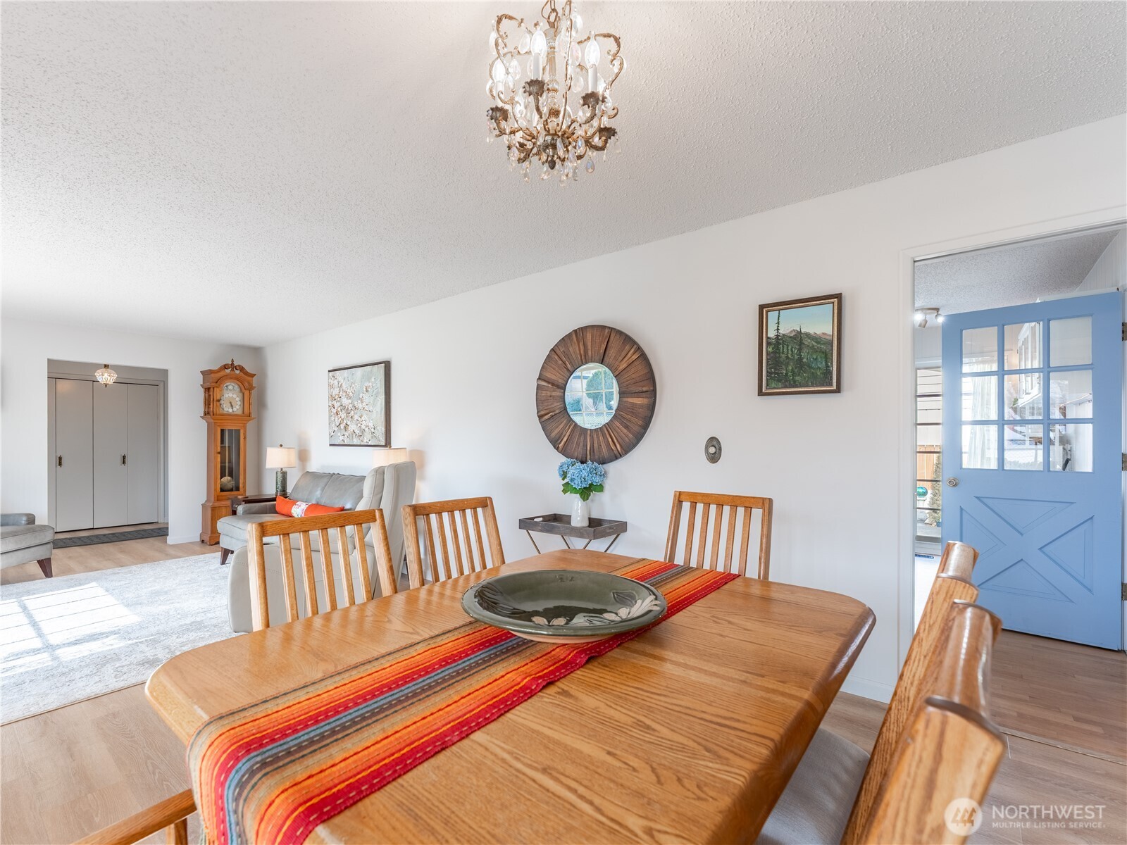 934 Stevens Street Wenatchee, WA 98801 - Photo 10 of 39 a bedroom with furniture and a window
