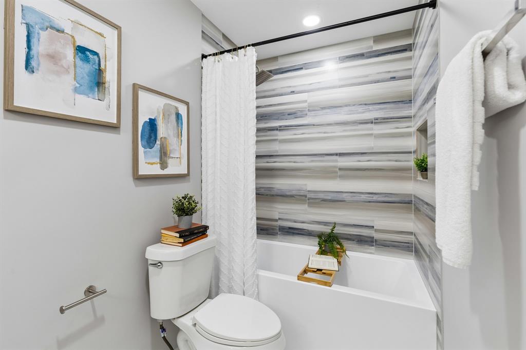 8115 Old Moss Road Dallas, TX 75231 - Photo 13 of 25 Full Bath shared by 2 Bedrooms