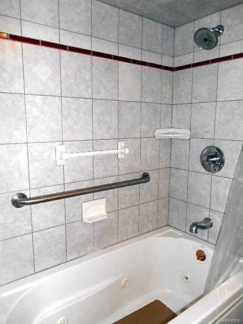 1353 North Maple Leaf Road Lapeer, MI 48446 - Photo 23 of 44 Jetted Tub.jpg