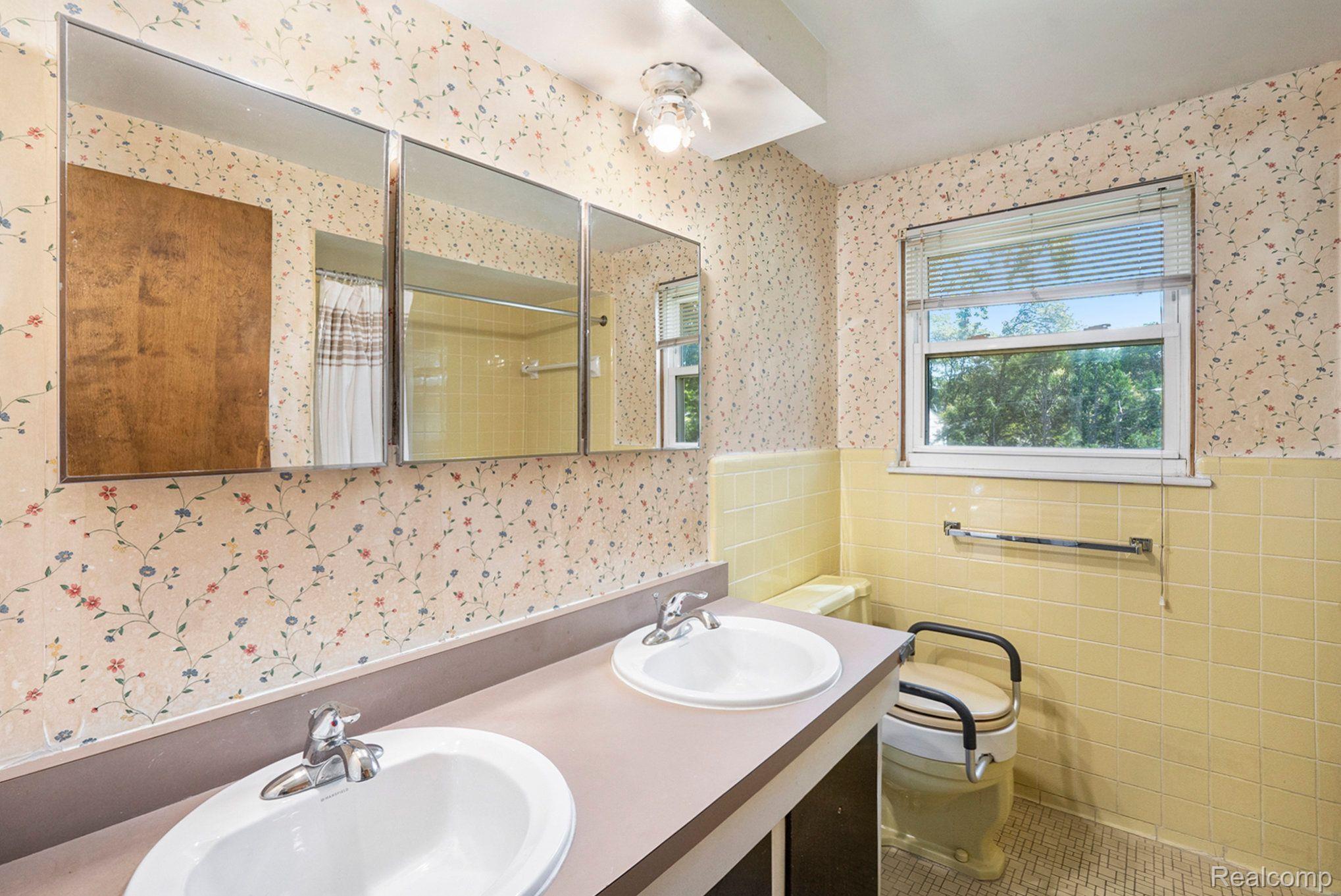 15606 Levan Road Livonia, MI 48154 - Photo 21 of 32 Gallery Image 21