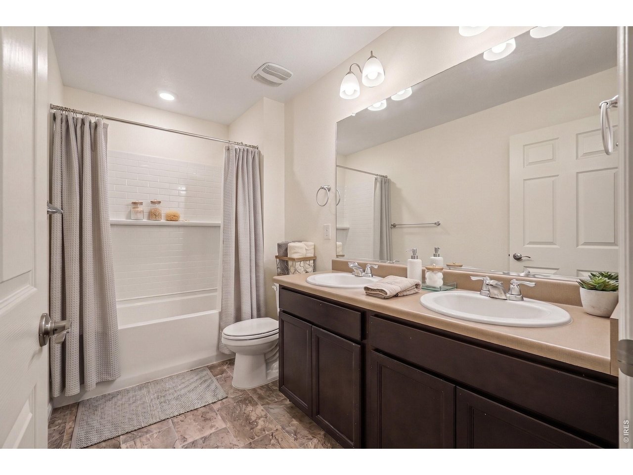 1378 Sun River Road Berthoud, CO 80513 - Photo 23 of 33 Guest Bath Up