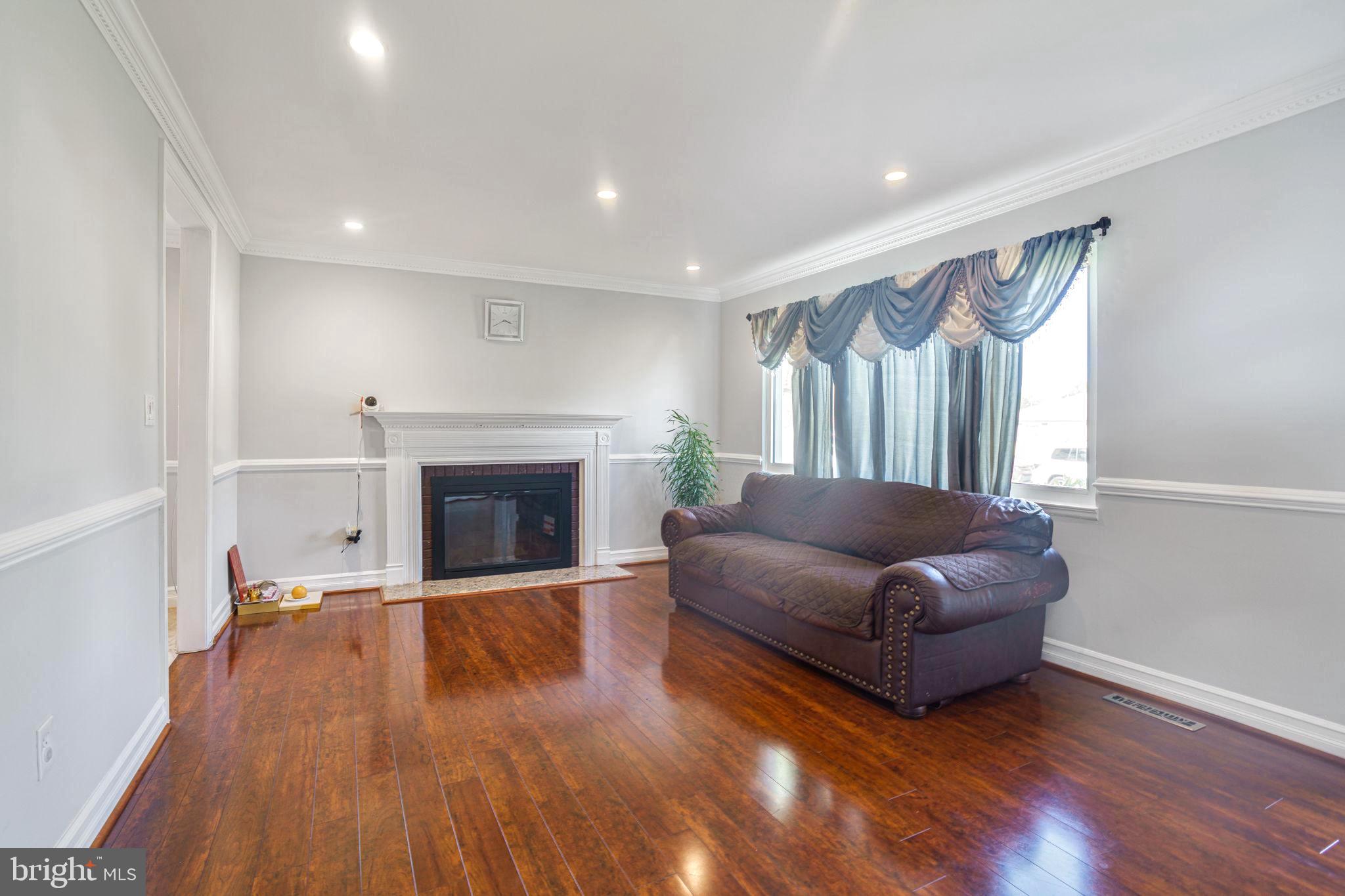 6204 Alamo Street Springfield, VA 22150 - Photo 2 of 44 Living room