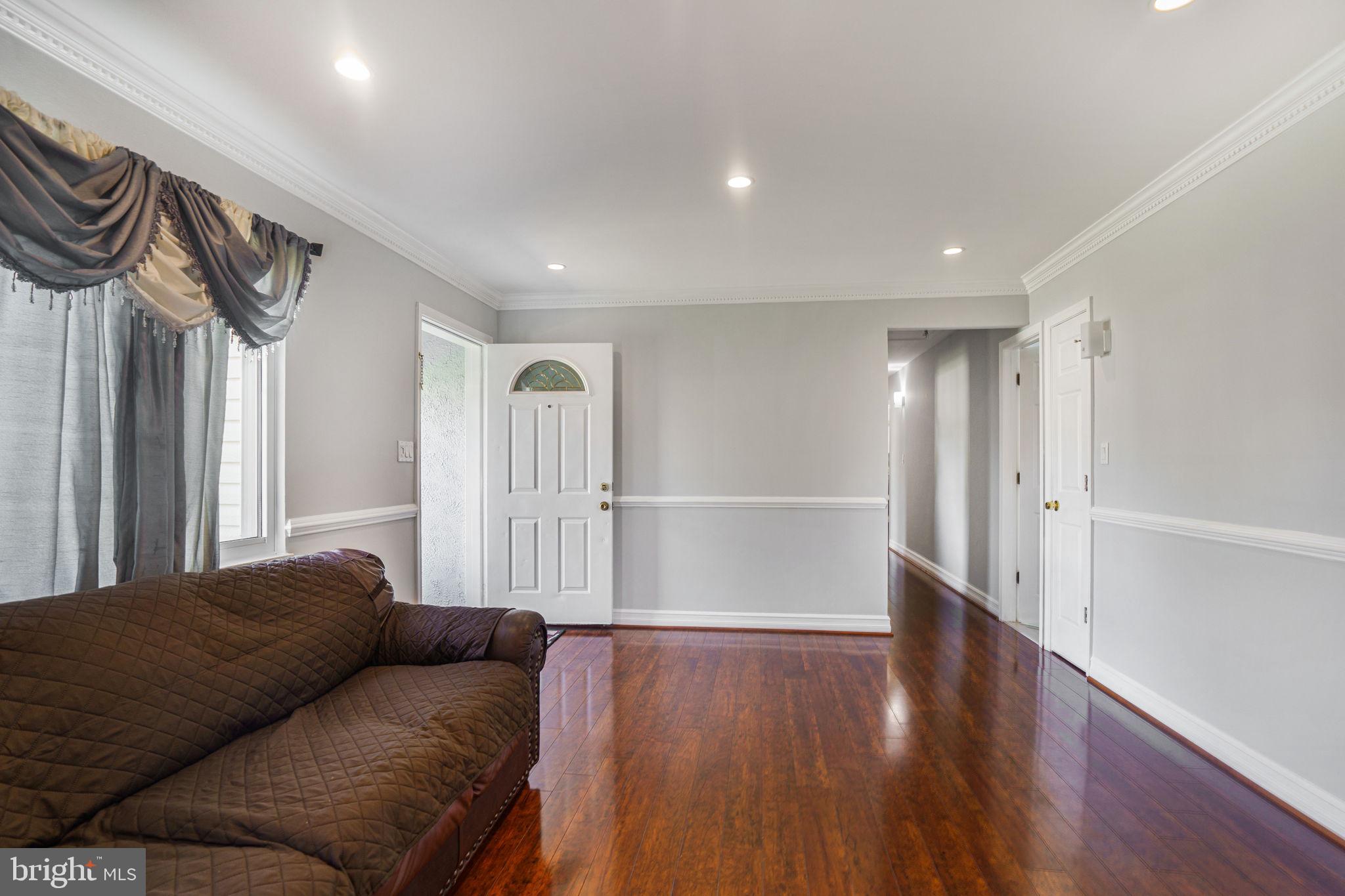 6204 Alamo Street Springfield, VA 22150 - Photo 3 of 44 Living room