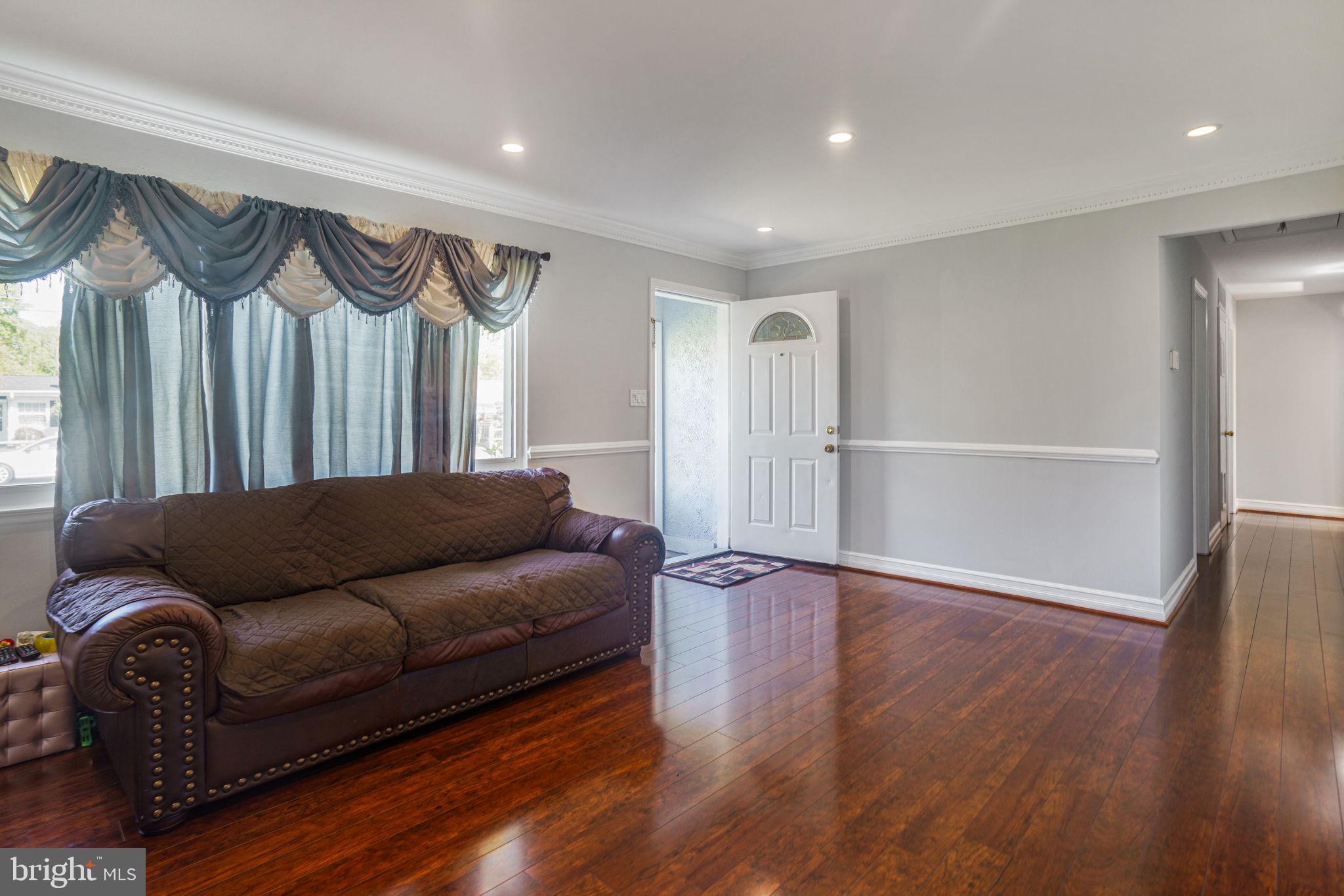 6204 Alamo Street Springfield, VA 22150 - Photo 4 of 44 Living room