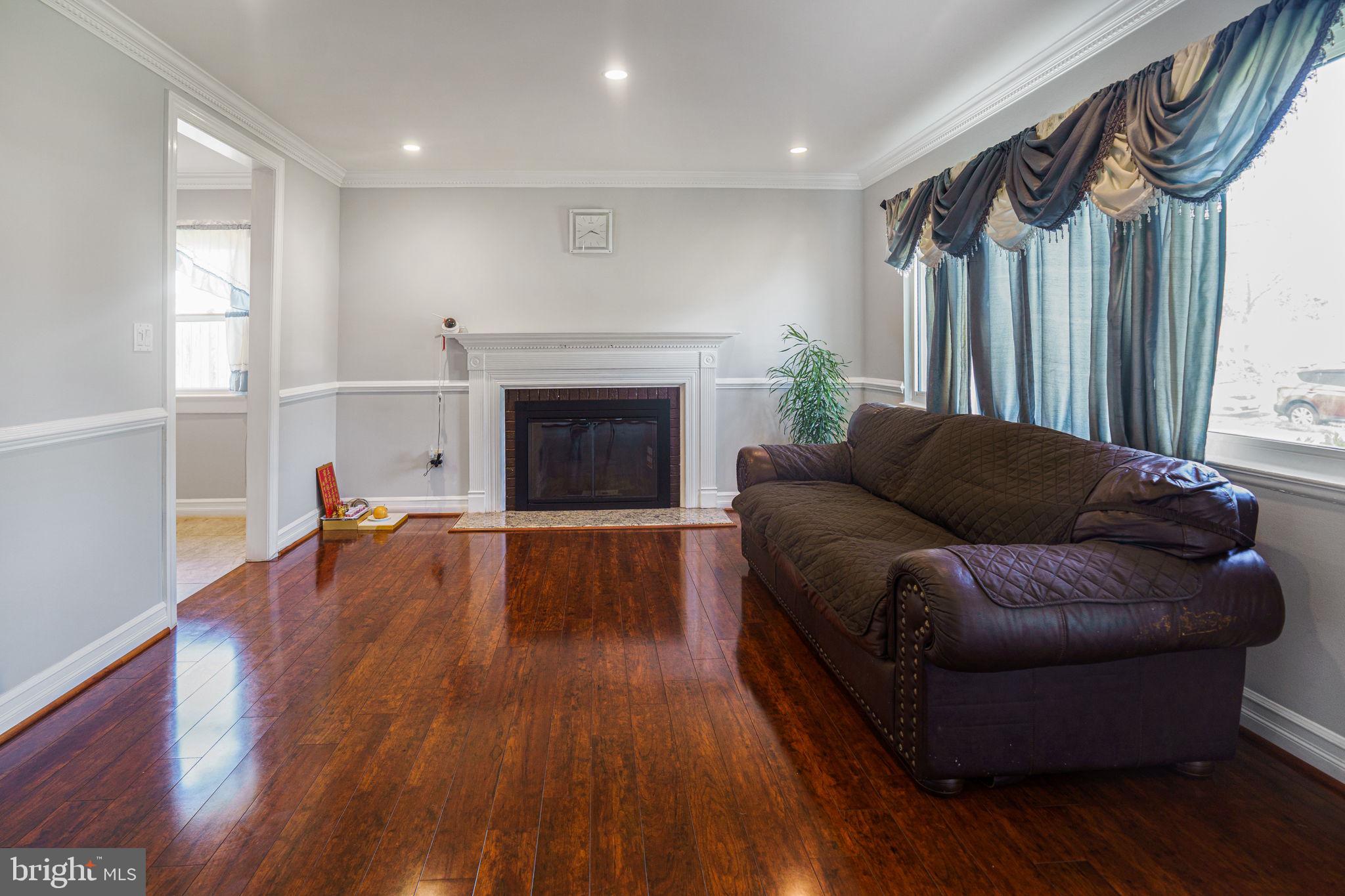 6204 Alamo Street Springfield, VA 22150 - Photo 5 of 44 Living room