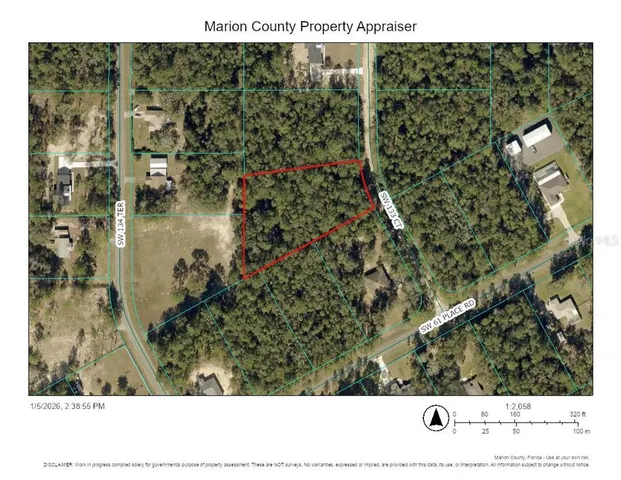 a view of a back yard