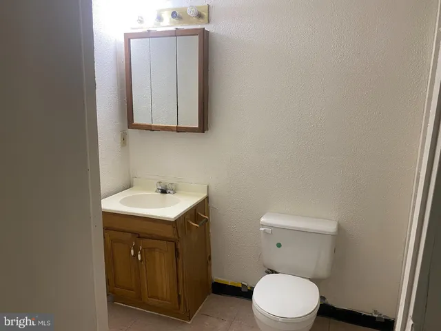 a close up view of a washer and dryer