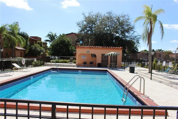 $2,100 | 7208 Fairway Drive, Unit I8, Miami Lakes, FL 33014