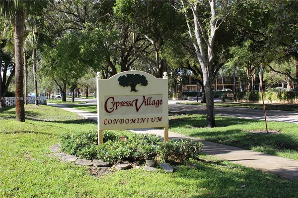 $2,100 | 7208 Fairway Drive, Unit I8, Miami Lakes, FL 33014