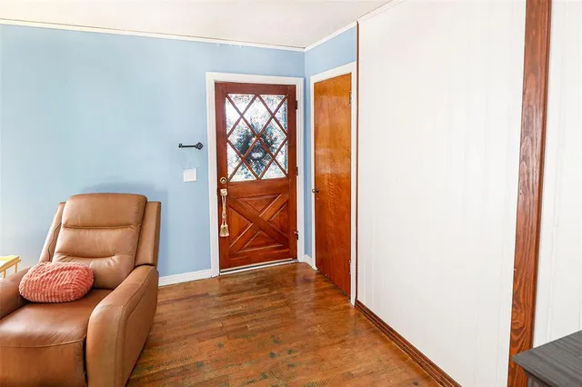 a view of livingroom with furniture