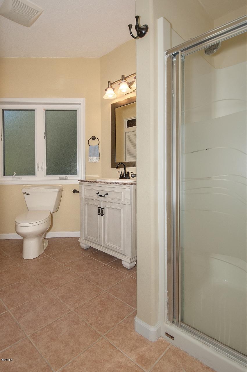 205 Midden Reach Depoe Bay, OR 97341 - Photo 22 of 35 Guest Bath