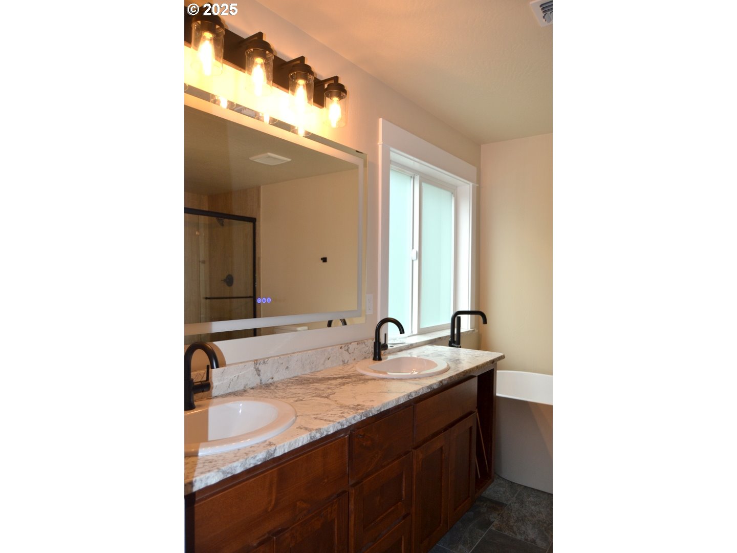 2957 Sylvan Drive Grants Pass, OR 97527 - Photo 15 of 29 Attached Bathroom #1