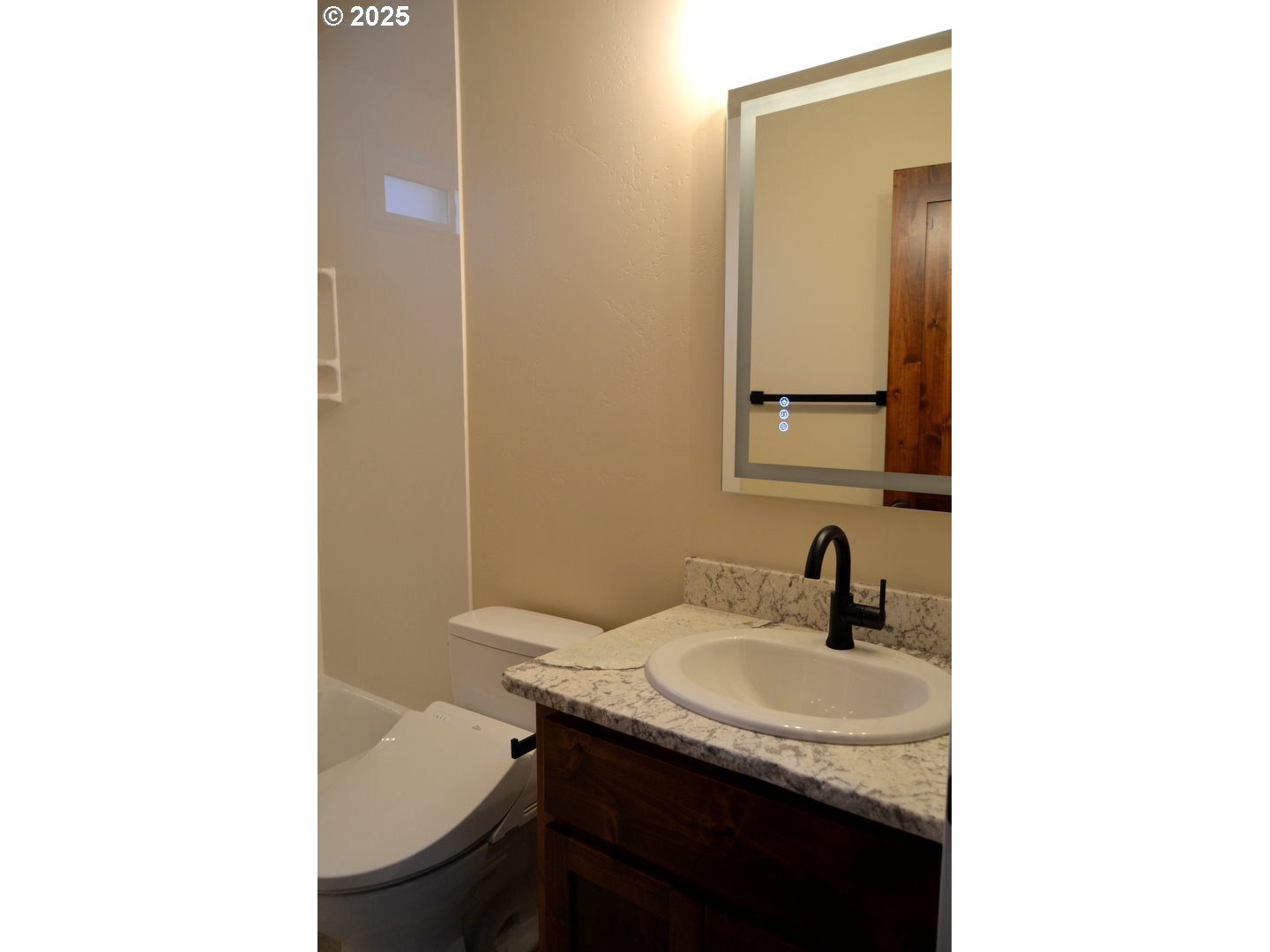 2957 Sylvan Drive Grants Pass, OR 97527 - Photo 18 of 29 Attached Bathroom #2