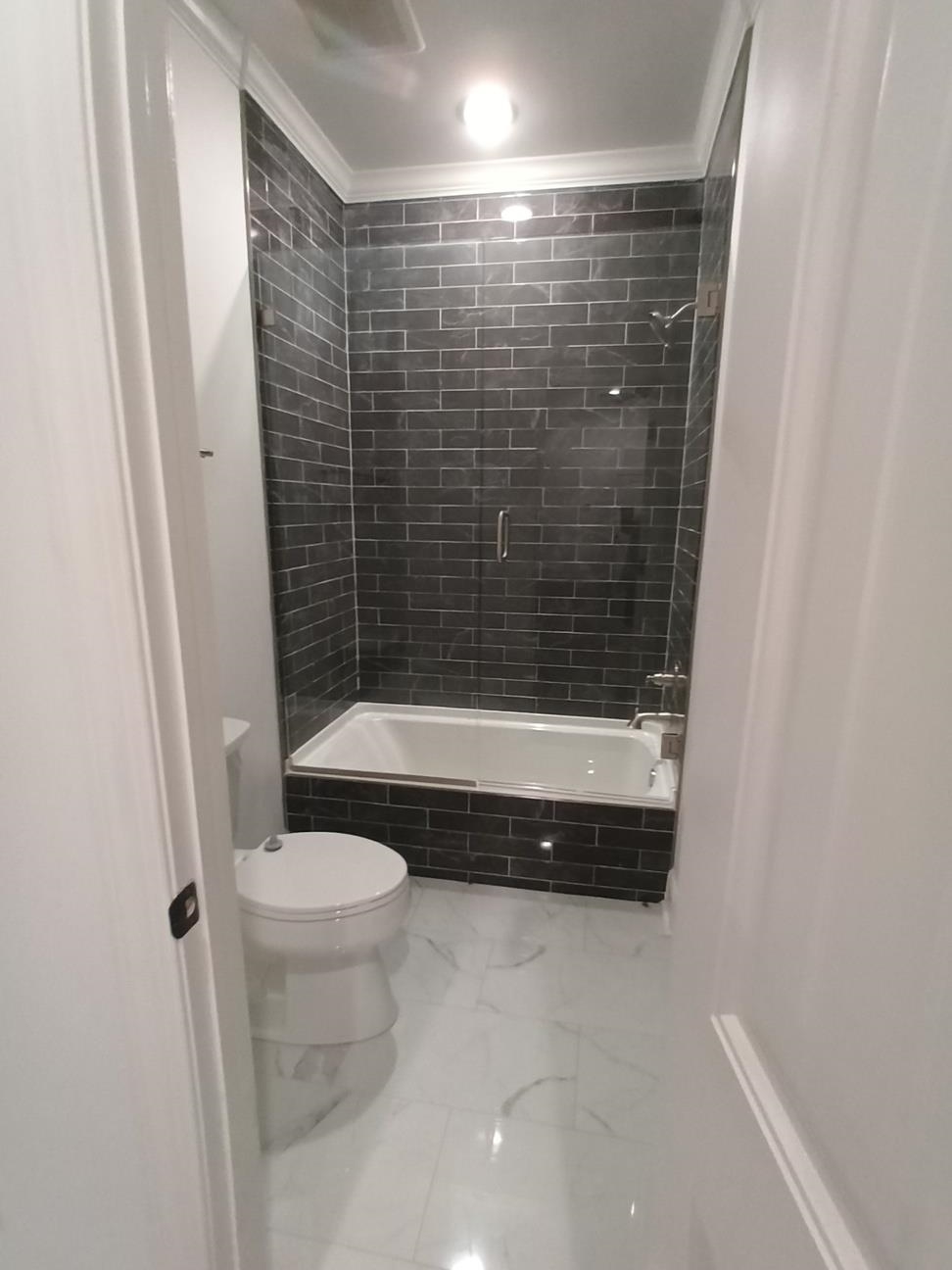 5690 Walnut Grove Road Memphis, TN 38120 - Photo 21 of 40 a bathroom with a shower and a toilet