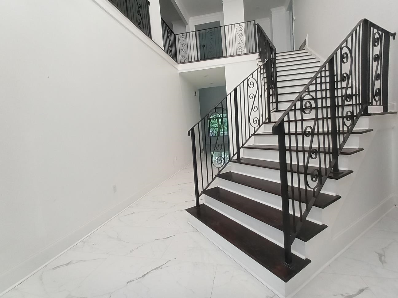 5690 Walnut Grove Road Memphis, TN 38120 - Photo 26 of 40 a view of entryway with wooden floor